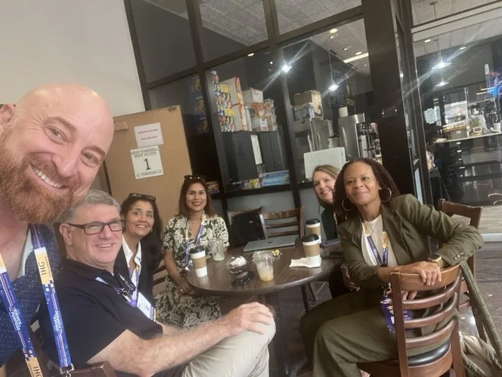 Chris Gloede with Association Academy students around a cafe table at ASAE Annual.